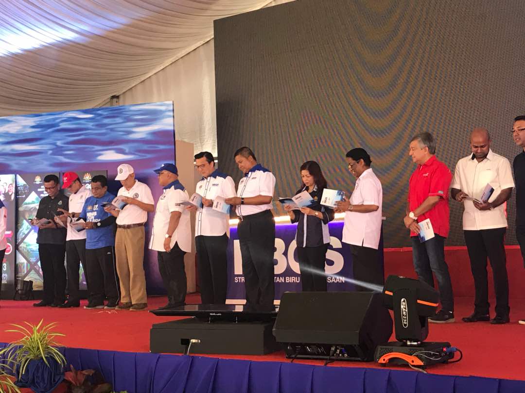 DrSBrahim's tweet image. #FiestaNBOS YBhg Dato&apos; @suriani2507 KSU @KPWKM ke Fiesta NBOS bsm YB DS @liowtionglai di Felda Mempaga Bentong Pahang. Bantuan Kebajikan &amp;amp; 1Azam disampaikan melalui KSU KPWKM kpd YBM MOT.