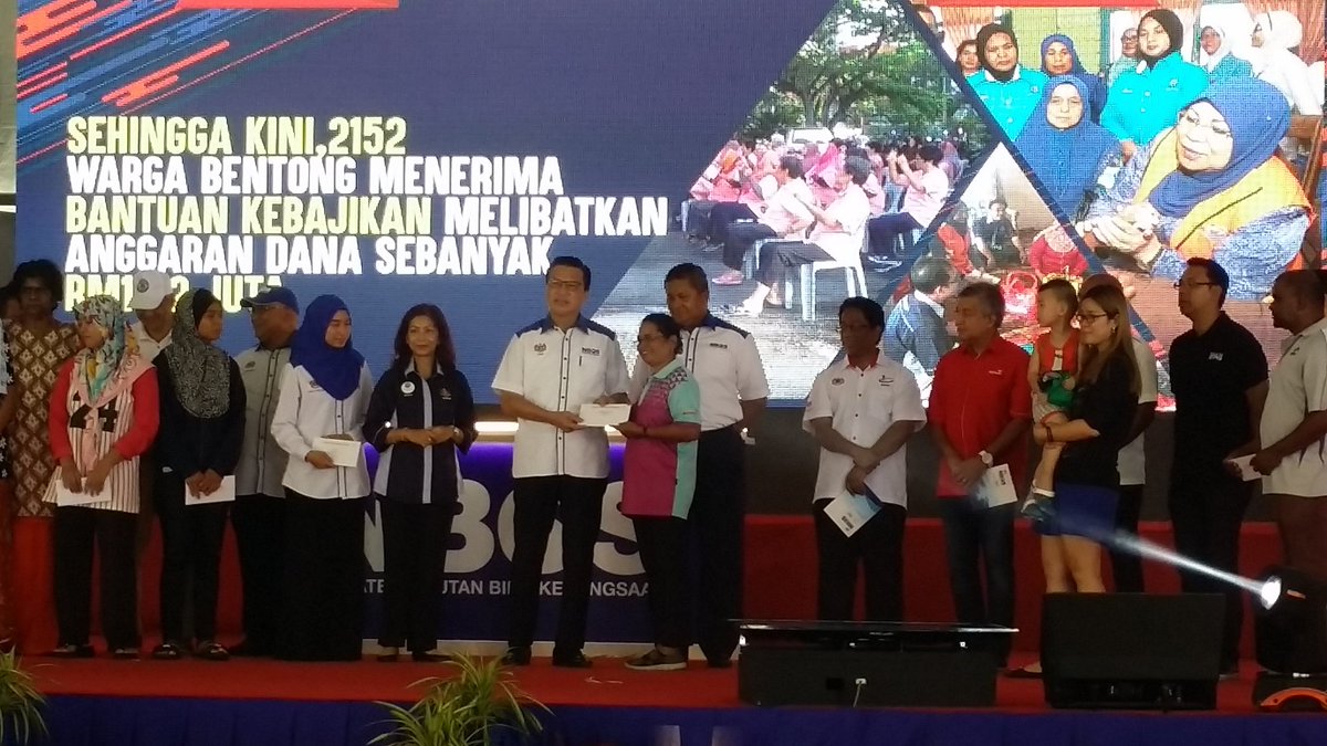DrSBrahim's tweet image. #FiestaNBOS YBhg Dato&apos; @suriani2507 KSU @KPWKM ke Fiesta NBOS bsm YB DS @liowtionglai di Felda Mempaga Bentong Pahang. Bantuan Kebajikan &amp;amp; 1Azam disampaikan melalui KSU KPWKM kpd YBM MOT.