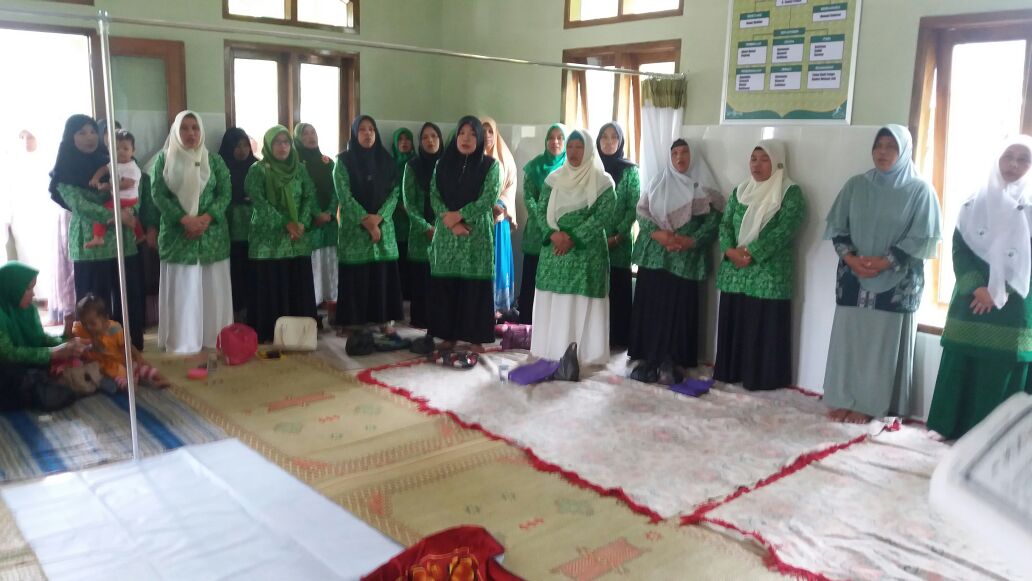 NUFatayat's tweet photo. Pengajian rutin bulanan fatayat NU ranting desa darmakradenan, Minggu 15/04/2018 bertempat di KAR Darma sekaligus khotmil Qur'an bulan 3. Sbg agenda rutin pengajian dan konsolidasi anggota.. 
@UmekaJuleha @PusInfoDarma @Fatayat_NU https://t.co/GGcc2eRq4j