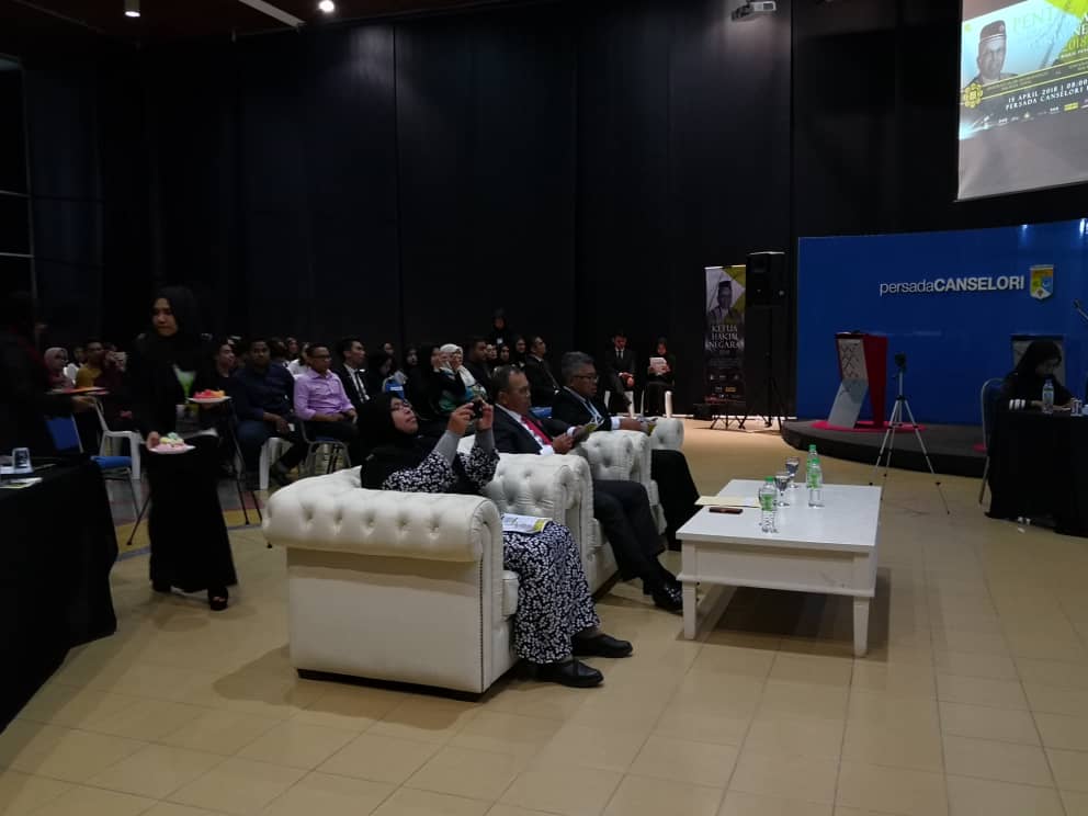 UKMLaw's tweet photo. #Live from Chancellory @ukm_my finale Chief Justice of Malaysia Debate Cup 2018 (Debat Piala Ketua Hakim Negara) UKM vs IIUM.. may the best team win!! YAA Tun CJ @MYJudiciary in the house # YNWA @AzalinaOthmanS @DKHNUKM https://t.co/tOyL8vLe4y