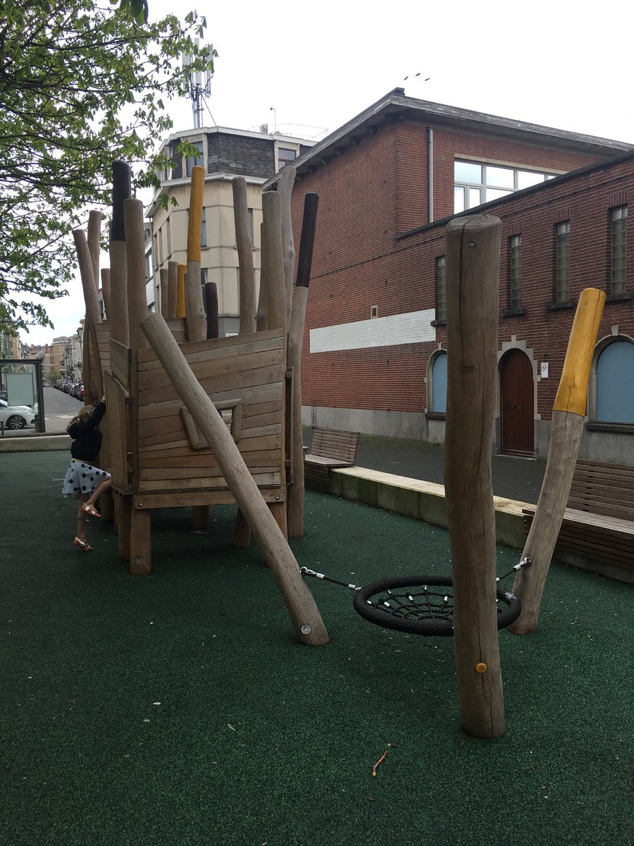 Robinia_Int's tweet image. Buiten spelen, daar doen we het voor! #buitenspelen #robinia #speeltoestellen #sikholz #fransenplaats