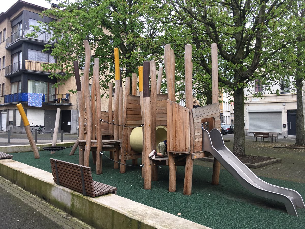 Robinia_Int's tweet image. Buiten spelen, daar doen we het voor! #buitenspelen #robinia #speeltoestellen #sikholz #fransenplaats