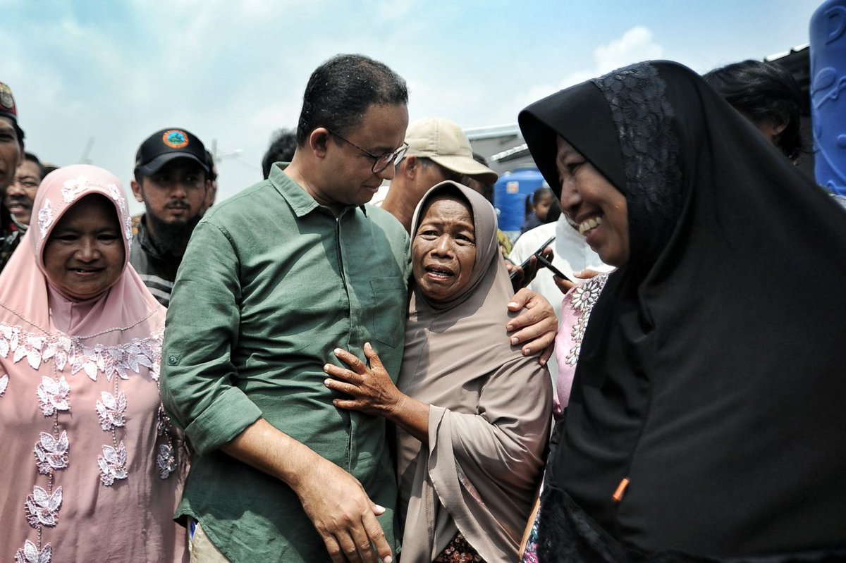 aniesbaswedan's tweet photo. Kemarin menghadiri peringatan dua tahun penggusuran paksa Kampung Akuarium di Penjaringan, Jakarta Utara.

Kalau kita tengok ke belakang, tidak ada hati manusia yang tak menangis menyaksikan peristiwa ini dua tahun lalu...
 https://t.co/D4Gq3Tqhyo https://t.co/eaHquwD2KA
