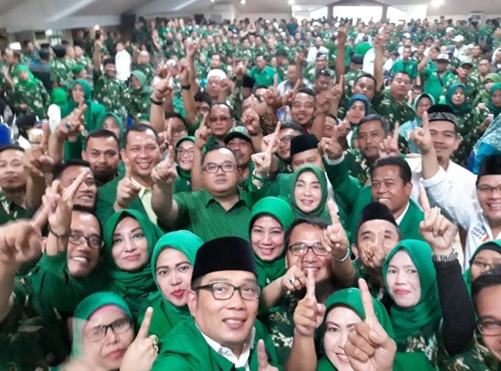 FauziMaulanaA04's tweet photo. Bergerak, Bekerja Bekerja dan Bekerja Apa Yang Diinginkan Masyarakat Kepada Pemimpin Milenial 😎😎☝️☝️
@DPP_PPP 
@pepepsae 
@AndriS2303 https://t.co/VCXoXXSETs