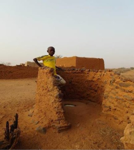 Abassi, 10 años, #Níger, al ver a algunos de sus vecinos construia letrinas, decidió cavar uno para su madre y sus hermanos. La higiene y el saneamiento, claves para evitar enfermedades. #GotasparaNíger <a href="/UNICEF_EDU/">UNICEF Educación</a>