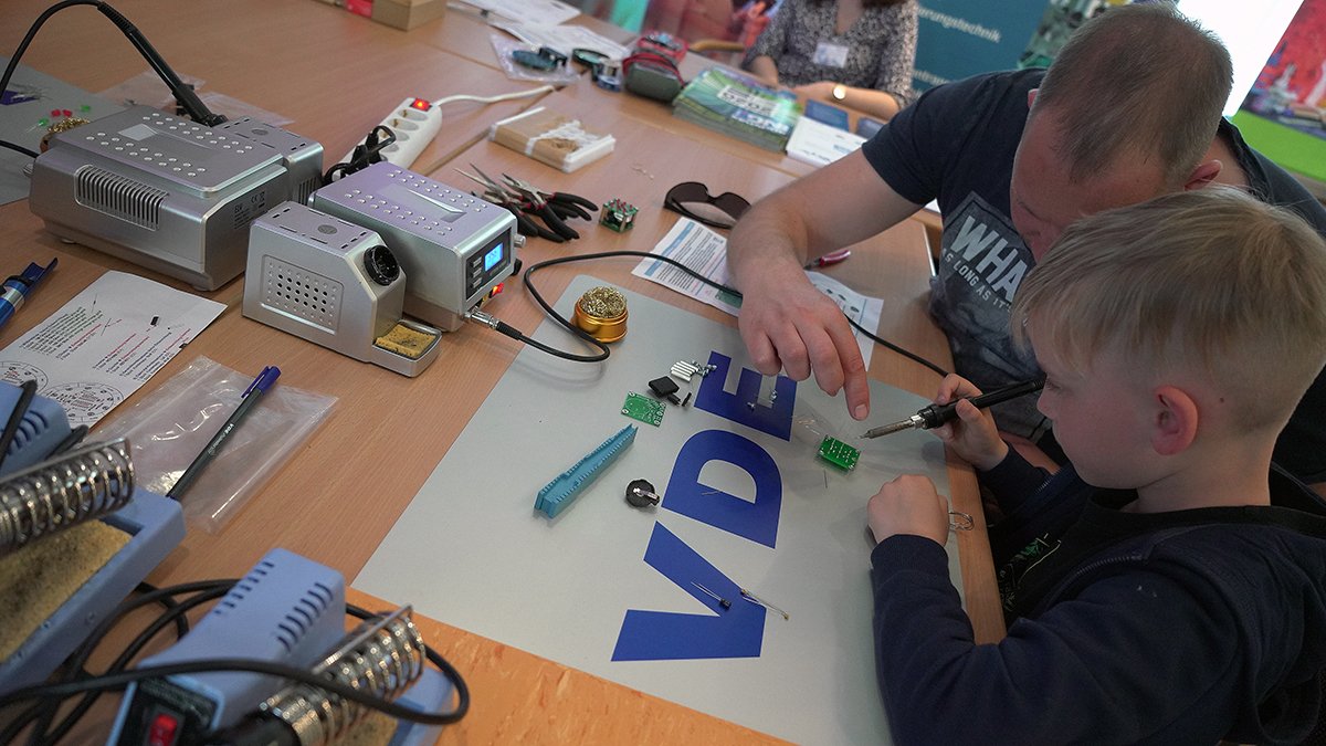 Auch an Tag 2 der #makerfairesachsen 2018 nimmt das bunte Jahrmarktstreiben in der Stadthalle Chemnitz kein Ende. Wer noch immer am überlegen ist, schaut sich die folgenden Impressionen aus unserer zweiten Maker Area an und kommt bis 18:00Uhr vorbei.
📸 <a href="/saz_inc/">sazinc GmbH</a>