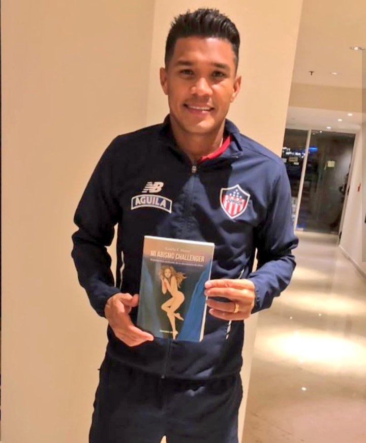 TeoG29's tweet photo. Llegó el momento de la lectura. Gracias #GiselaMayer. Recomiendo el libro 📖 #MiAbismoChallenger 👍🏽 https://t.co/4jyBavuGCW