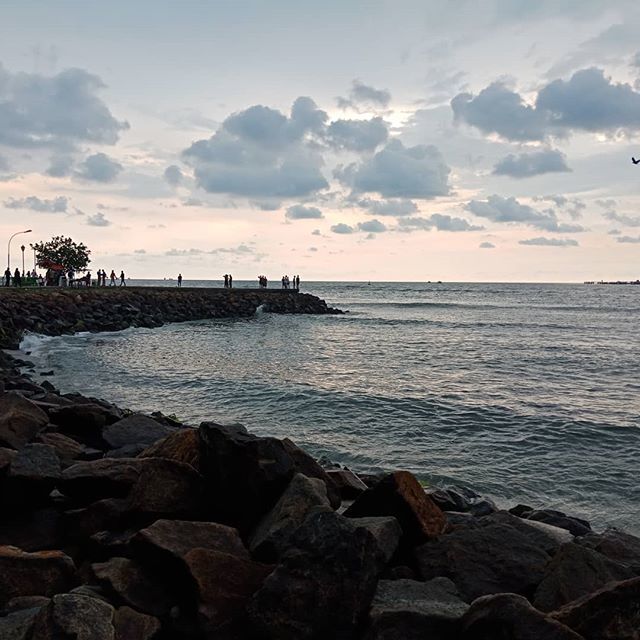 ericmora82's tweet photo. Look the #sunset in #fortcochi #kerala #india #today ... #atardecer #puestadesol #arabicsea #mararabigo https://t.co/VVkcQyk07g https://t.co/3qiWYSMxnH