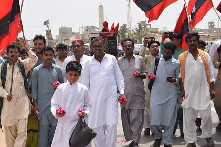 RaheelBhutto3's tweet photo. عوامي تحريڪ جي سنڌ سجاڳي مارچ جي وک وک تي آجيان ۽ گلن جي ورکا،،،،،،،،،،
#SindhWantsWater 
@MTASROSHNI @Ayazsamo https://t.co/mLbivPoM0l