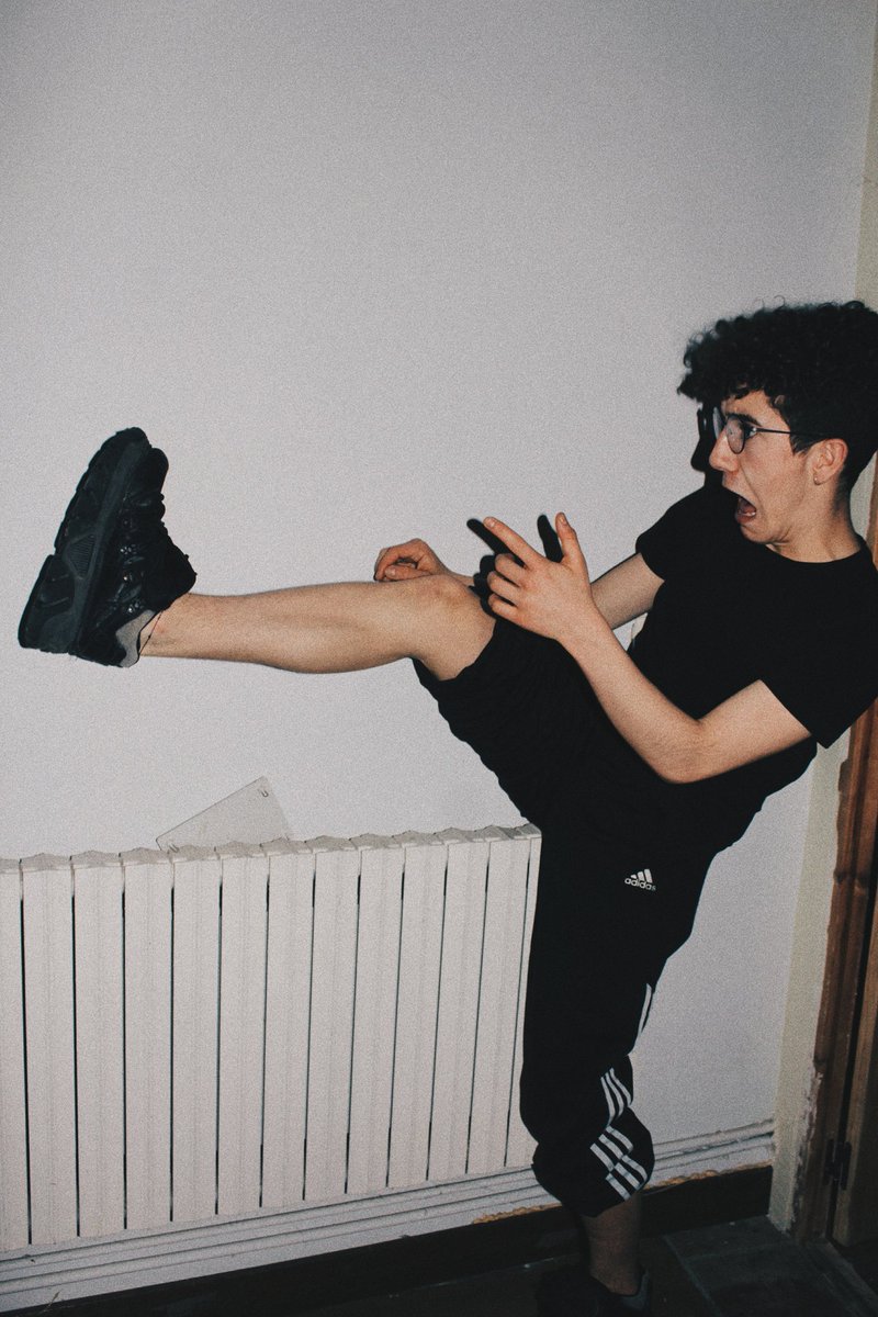 Jonmuu's tweet photo. Cuando te pisan tus zapatillas nuevas https://t.co/NvOp3jETYG