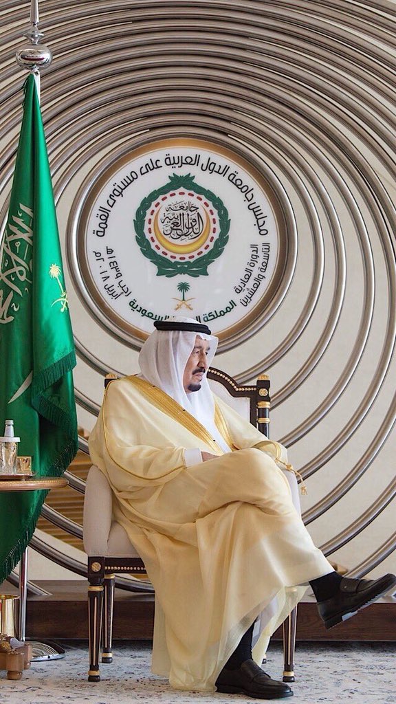 مهابٌ في الأنام طويلُ قامه

قديمُ قديمُ عهدٍ باستقامه

مثيلُ أبيهِ أشباهًا وفعلًا

عصيُّ الوصفِ سلمانُ الشَّهامه