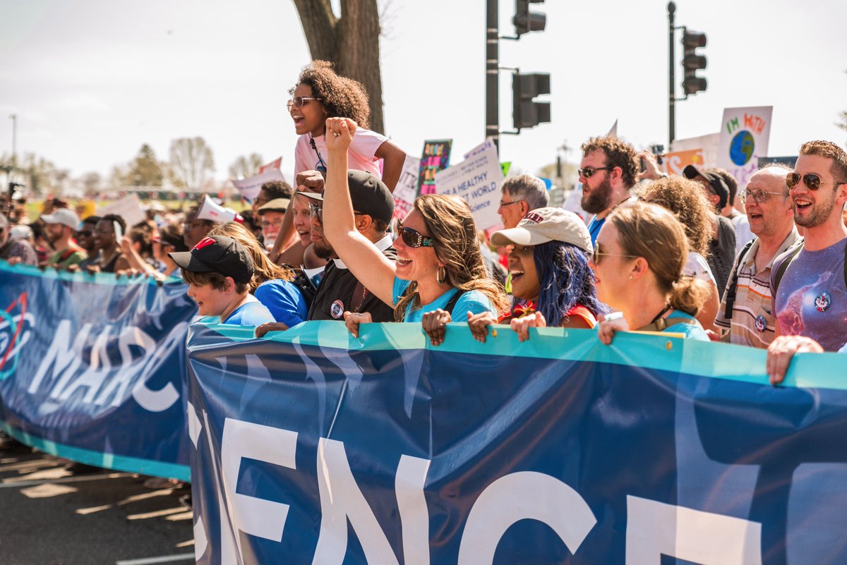 legendlearning's tweet photo. What an amazing time yesterday at the #ScienceMarch in DC! More pics here: https://t.co/rmA4SxuZsA #scichat
#ScienceMarch2018 #sciencemarcheson #SundayMorning https://t.co/6Xuig5yvXV