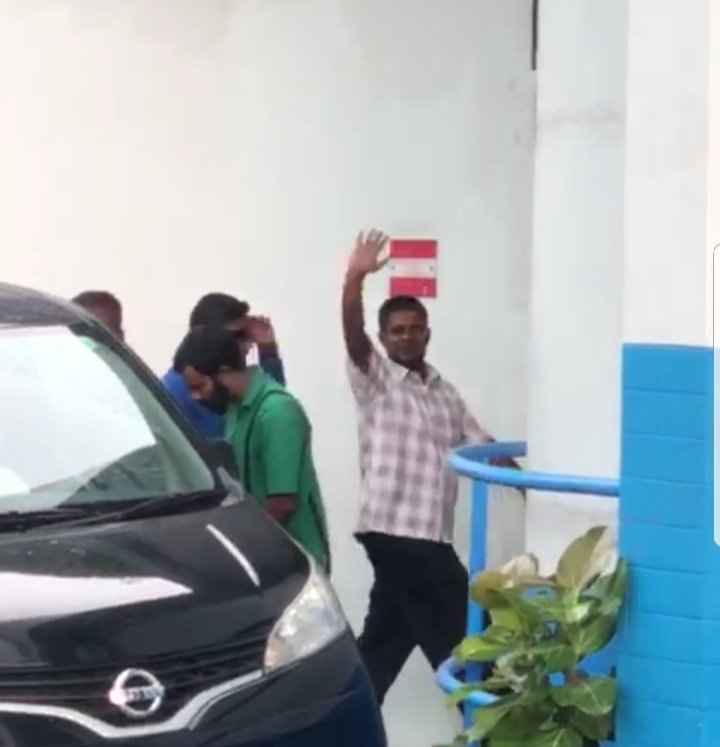 MRM_Office's tweet photo. Raees @maumoonagayoom ge Office Staff Najma Ibrahim adhi Personal Security Mohamed Azmee shareeai nimendhen bandhu kurumah fahu, bandhu ge muhdhathu alun muraajaa koh anekka 15 dhuvahah bandhu kurumah Criminal Courtun miadhu amuru koffi. https://t.co/6MKRP21F0o