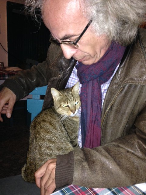 Serseridir, ne istediğini bilir istediği zaman,

Boynunu eğmeyen, kafasına göre takılan,

Sfenksten yaşlı; antik Mısır'ın kutsal hayvanı,

Şeytanca hep hatırladı sfenksin unuttuklarını;

O nedenle, insanlar doğmadan bildi sırlarını...

KEDİ MASALI- Eksik Zaman- A. Şişman