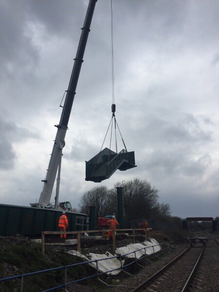 networkrailWCML's tweet photo. Work to install another footbridge between Manchester &amp; Stalybridge
is underway this weekend🏗

As part of our plans to increase
the line speed, we’re making
railway crossings safer👍

The #GNRP is happening now.
@northernassist @TamesideCouncil https://t.co/bz44UOIWQv
