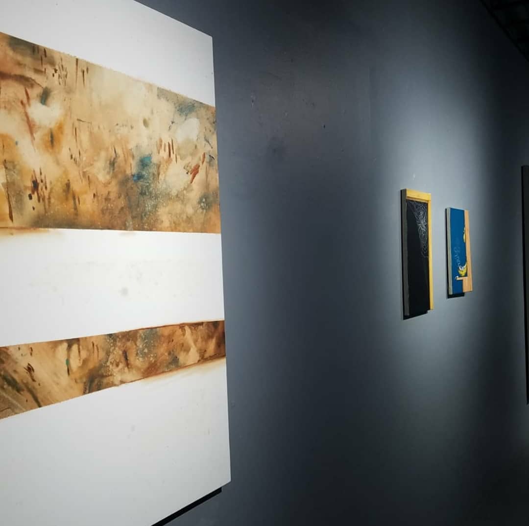 Art. Conversation. Wine. Join us today at 4pm for the closing artist talk for the main gallery exhibition "Unreality Bomb," curated by Alex Sewell #artisttalk #artinstallation #unrealitybomb #alexsewell 
fivemyles.org/unreality-bomb