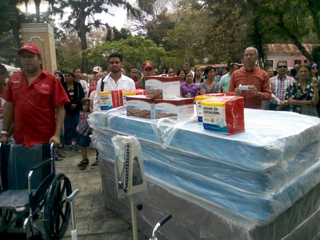 gdcmon's tweet photo. #15Abril | La Gob. @yelitzePSUV_  junto al equipo del #GobiernoDeCalleMonagas en #Caripe dignifica los casos más vulnerables entre los cariperos brindando garantías sociales que solo en Revolución es posible ¡Gracias Pdte. @NicolasMaduro ! #JuntosTodoEsPosible @OrangelSalaza17 https://t.co/2c7nfQvNAx