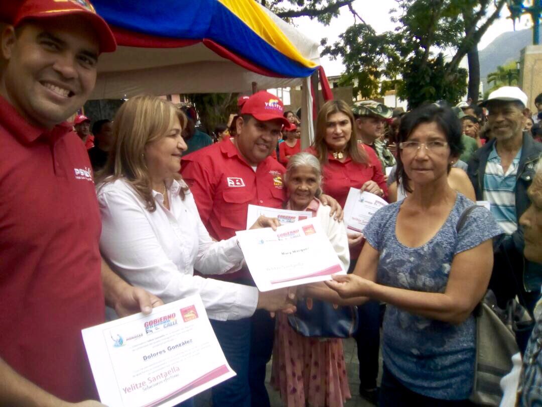 gdcmon's tweet photo. #15Abril | La Gob. @yelitzePSUV_  junto al equipo del #GobiernoDeCalleMonagas en #Caripe dignifica los casos más vulnerables entre los cariperos brindando garantías sociales que solo en Revolución es posible ¡Gracias Pdte. @NicolasMaduro ! #JuntosTodoEsPosible @OrangelSalaza17 https://t.co/2c7nfQvNAx