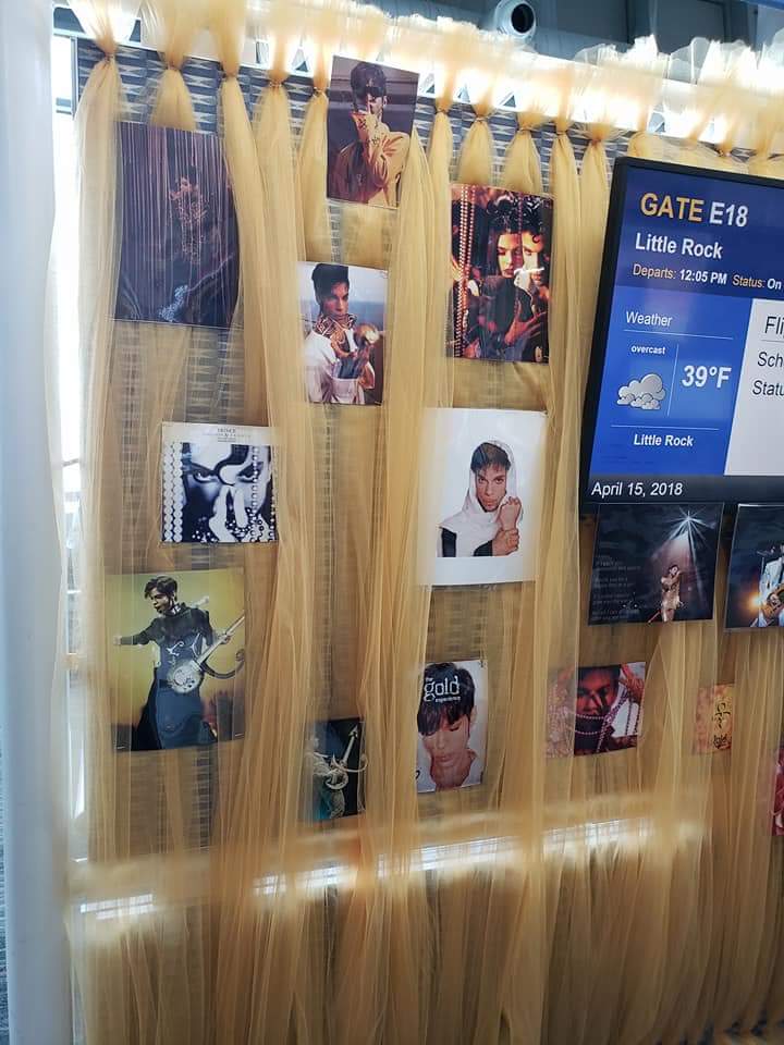 Ina3121's tweet photo. Prince fam Tracy Wilson is on her way to Paisley Park ... she was at the St Louis Airport to catch her connecting flight to MPLS and came across this PRINCE tribute wall at one of the gates ... THANKS TRACY for sharing the pictures 😊
#Prince4Ever 💜💜💜 https://t.co/OUEqw58Des