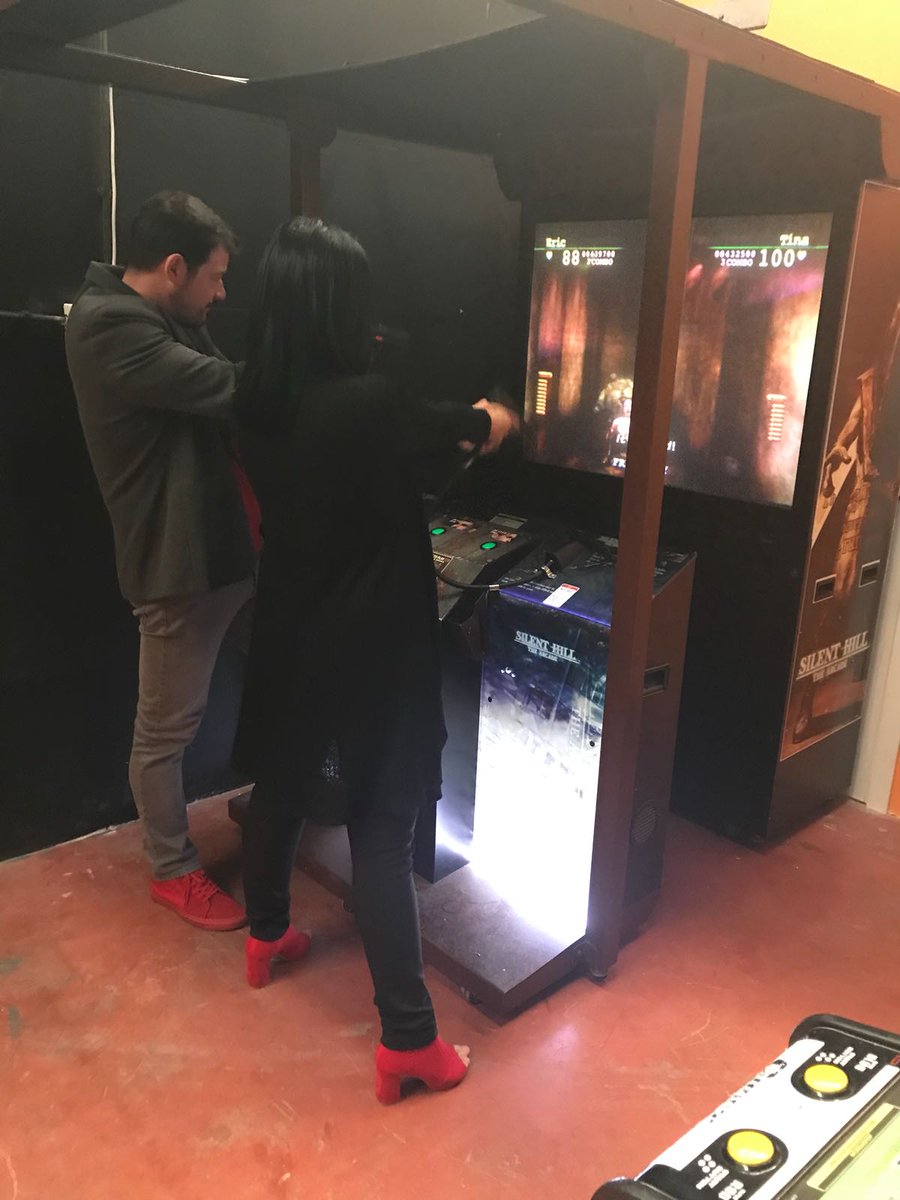 mandy_cotton's tweet photo. Qué bien lo hemos pasado con la recre de Silent Hill @arcade_planet !!!! https://t.co/cnLxBkRi22