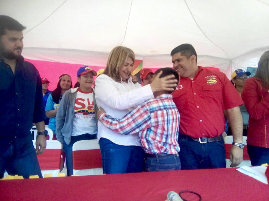 gdcmon's tweet photo. #15Abril | Los Revolucionarios seguimos desplegados llevando bienestar a nuestro pueblo, dignificando vidas, protegiendo las familias de #Caripe en una bonita jornada de trabajo junto a nuestra Avanzadora @yelitzePSUV_ y el Alc. @OrangelSalaza17 @NicolasMaduro https://t.co/59aAEpyn1q