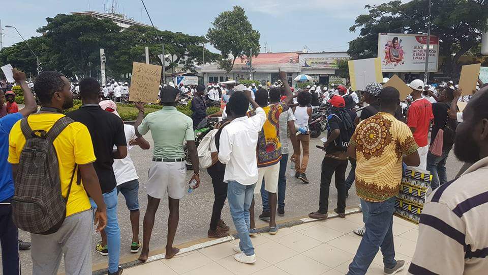 zenaidamz's tweet photo. For the first time in many many years, Angolan activists were able to protest peacefully at the independence square in Luanda. No dogs, no horses, no batons... 
Well done, Angolan Police. Continue like this. https://t.co/HeSbJY1hdQ