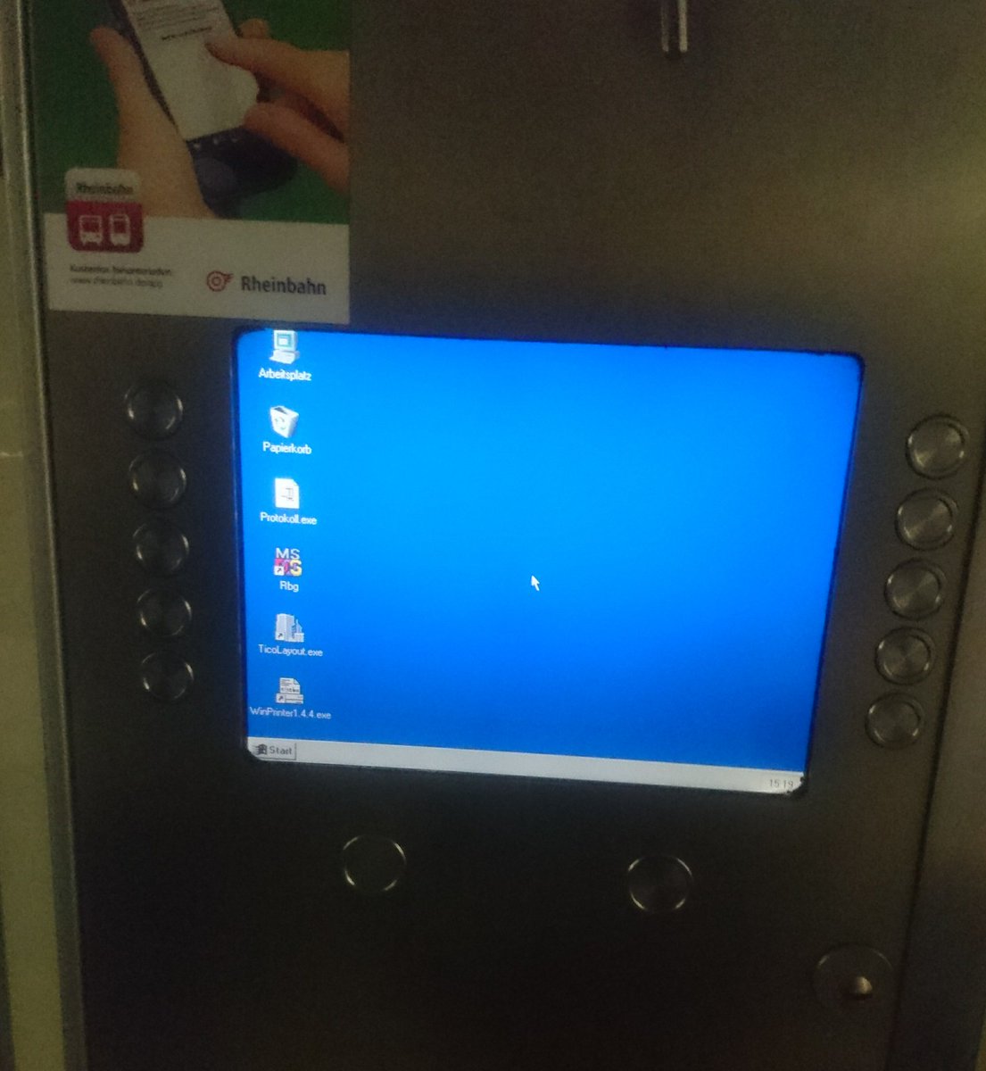kommundbleib's tweet photo. Die heißeste Technik, nur bei der Rheinbahn. heute leider abgestürzt, ansonsten zuverlässig seit 1998. 🤣

@Rheinbahn_Info https://t.co/0BGg7HE3xV