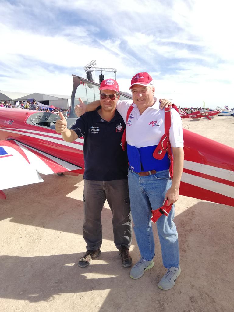 HANGARX's tweet photo. La aviación une fronteras, culturas y refuerza lazos entre países. Hernán Santibañez del @rvteamchile 🇨🇱 compartió un vuelo acrobático con Sergio Marinhas 🇦🇷 en su #Extra330LC
#ShowAereoAllen https://t.co/oWOOLhcfIS