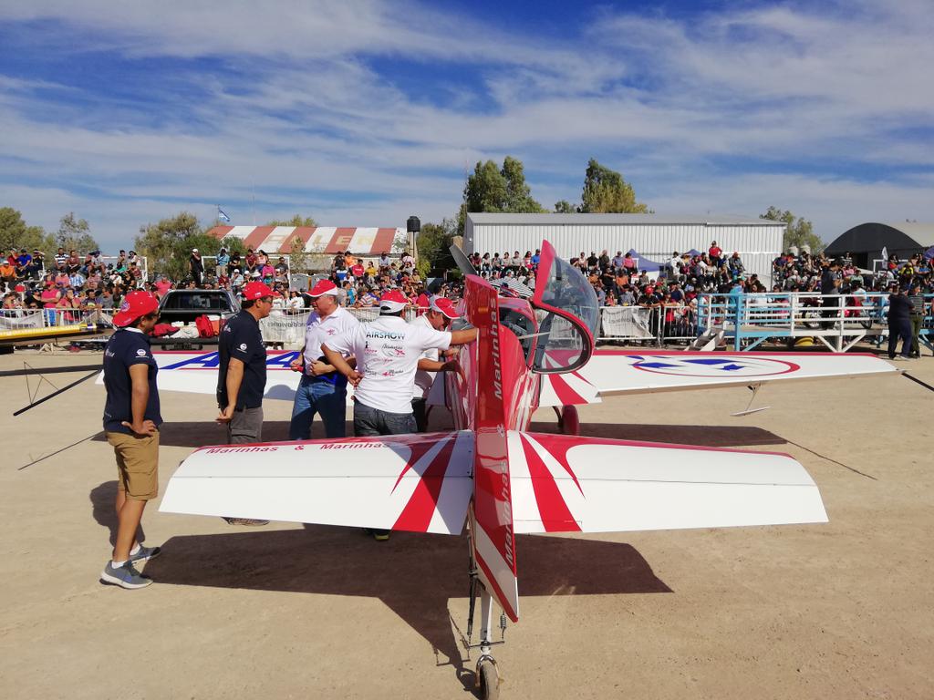 HANGARX's tweet photo. La aviación une fronteras, culturas y refuerza lazos entre países. Hernán Santibañez del @rvteamchile 🇨🇱 compartió un vuelo acrobático con Sergio Marinhas 🇦🇷 en su #Extra330LC
#ShowAereoAllen https://t.co/oWOOLhcfIS