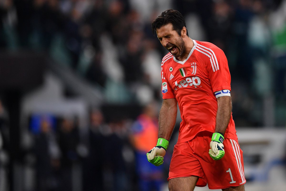 juventusfcen's tweet photo. 👏 Simply one of a kind, @gianluigibuffon  👏

#JuveSamp https://t.co/73dOoFKCGj