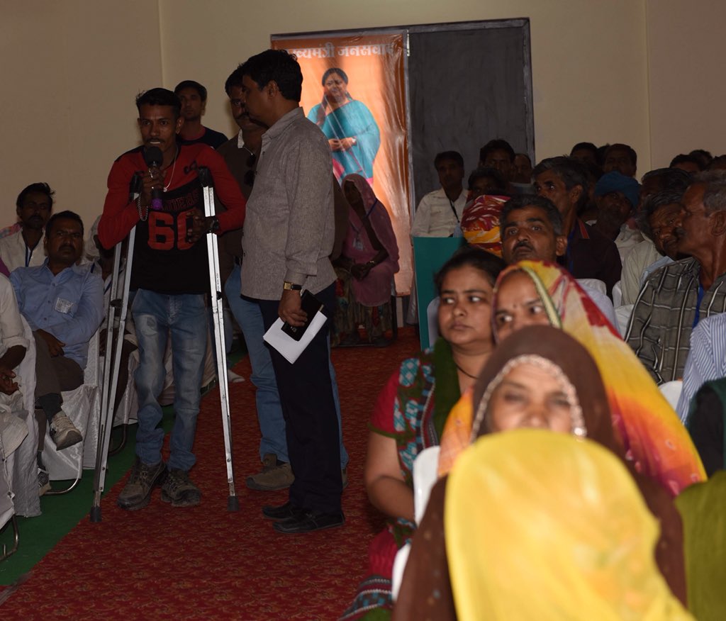 जनसंवाद के दौरान मेरी खुशी तब और भी ज्यादा बढ़ गई जब दिव्यांग भाई पूरण शर्मा जी ने मुझे बताया कि मुख्यमंत्री स्वरोजगार योजना के तहत मिले ऋण से खोले गए ई-मित्र से उनकी आमदनी और सम्मान दोनों बढ़े हैं, जिससे उनकी जिंदगी संवर गई है।
#SabkaSaathSabkaVikas