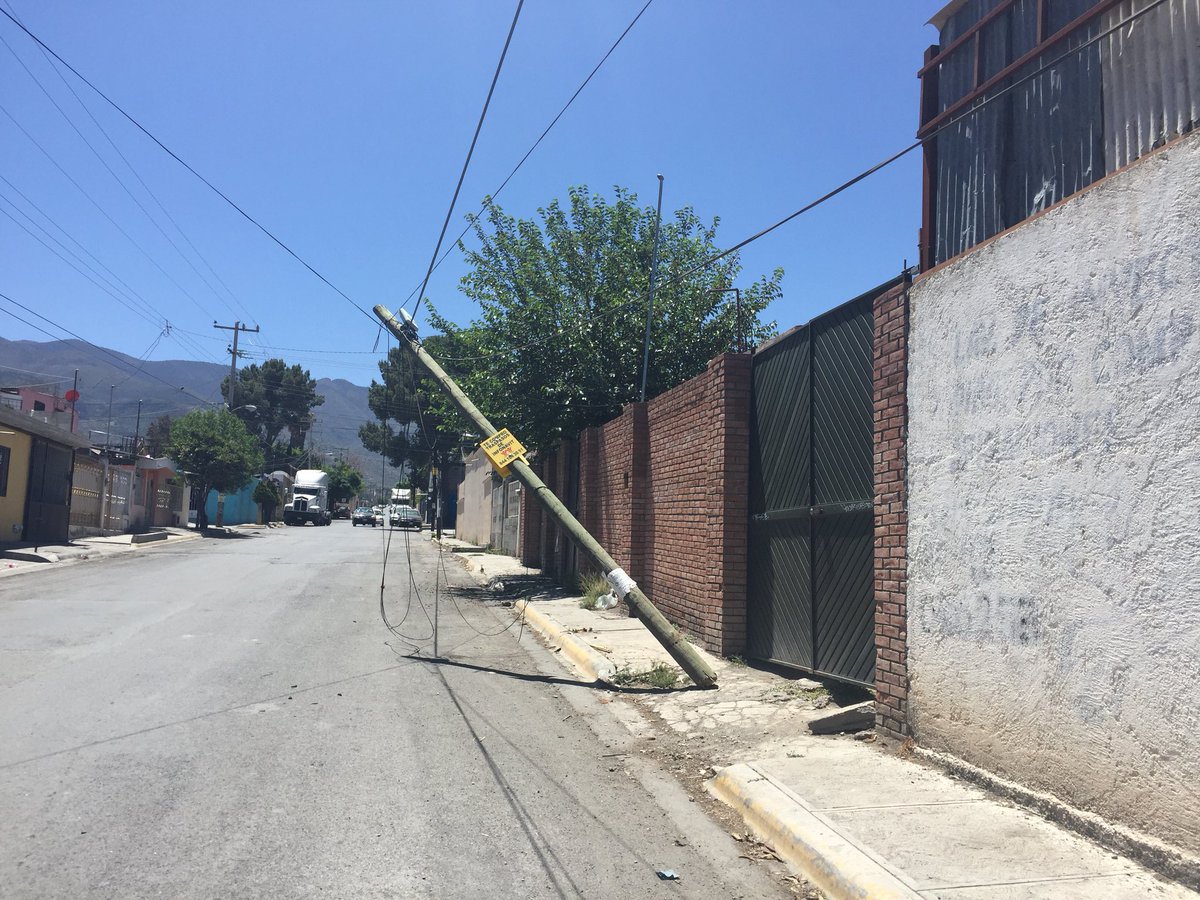 angelflores75's tweet photo. Poste derribado #Saltillo #Fundadores Ave Central entre parada 22 y 23 @TELMEXSoluciona @CICsal @AtencionSalt @SaltilloPC  13:00 hrs 15Abr17 https://t.co/PzOjXAvEIH