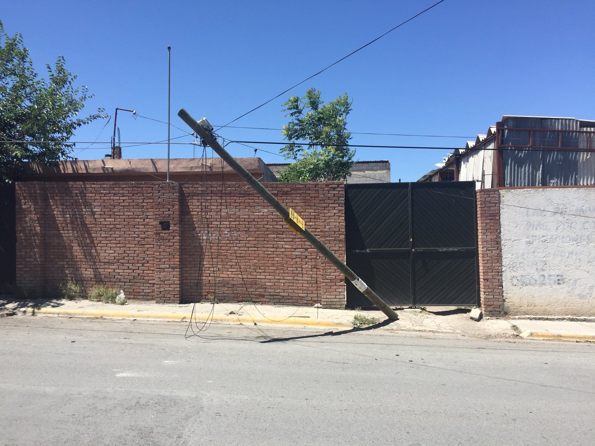 angelflores75's tweet photo. Poste derribado #Saltillo #Fundadores Ave Central entre parada 22 y 23 @TELMEXSoluciona @CICsal @AtencionSalt @SaltilloPC  13:00 hrs 15Abr17 https://t.co/PzOjXAvEIH
