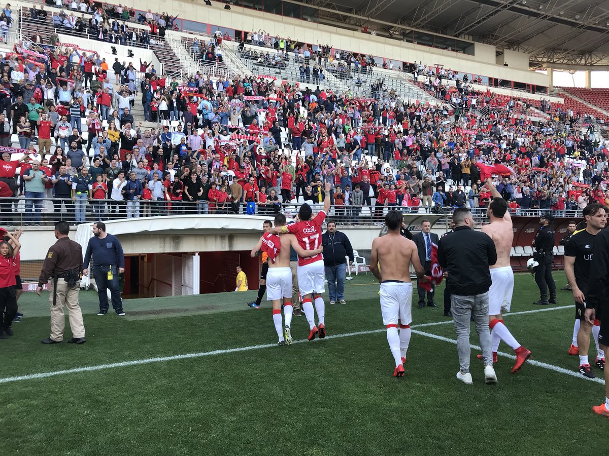 Cuando bordeas varias veces la muerte en 98 años de historia ya solo vives a base de épica.
El Real Murcia levanta un 0-2 al Extremadura en 10 minutos mágicos Chrisantus mediante. (vía <a href="/gerebito/">Germán Abril</a>)