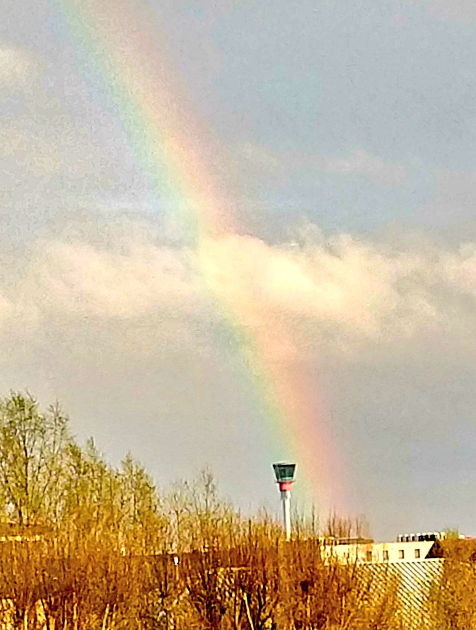 jennion001's tweet photo. Is there a pot of gold up there? @LHRTower @HeathrowAirport https://t.co/CskLE68jk1