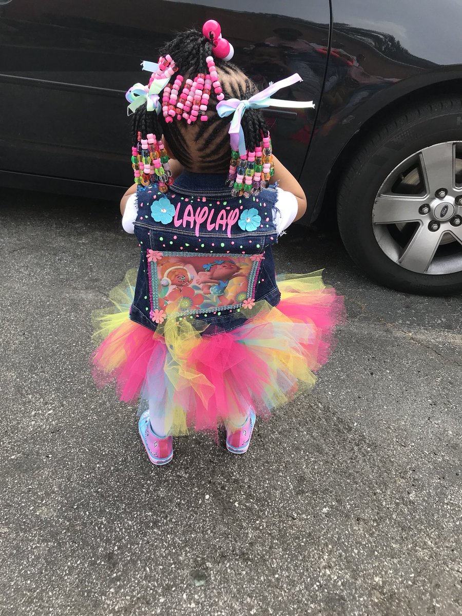 SimplyJustBrii_'s tweet image. Her birthday tomorrow 🎉🎉🎉🎊🎊🎊 she showed up &amp;amp; showed out yesterday ☺️☺️👧🏼💗💜 #Trolls #PrincessPoppy #MalaysiaTurns2