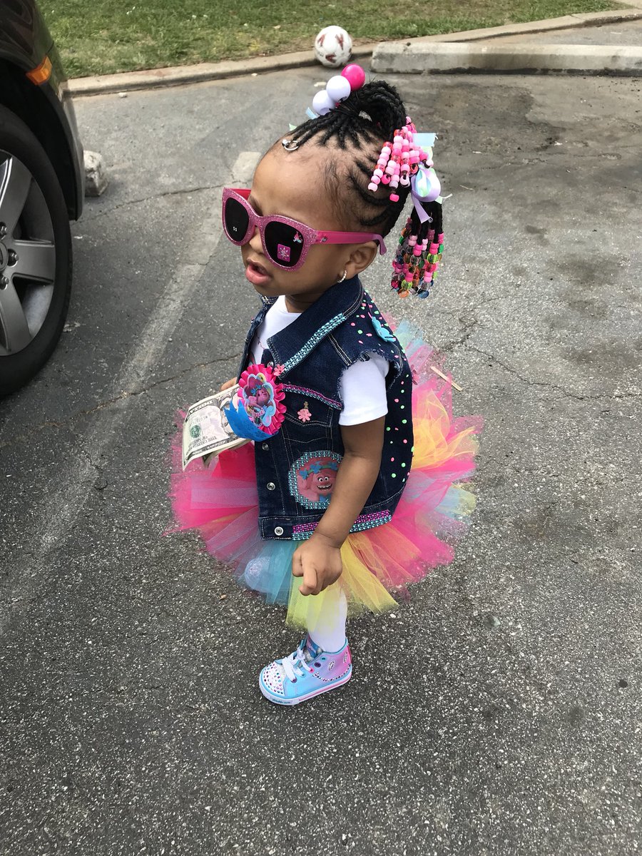SimplyJustBrii_'s tweet image. Her birthday tomorrow 🎉🎉🎉🎊🎊🎊 she showed up &amp;amp; showed out yesterday ☺️☺️👧🏼💗💜 #Trolls #PrincessPoppy #MalaysiaTurns2
