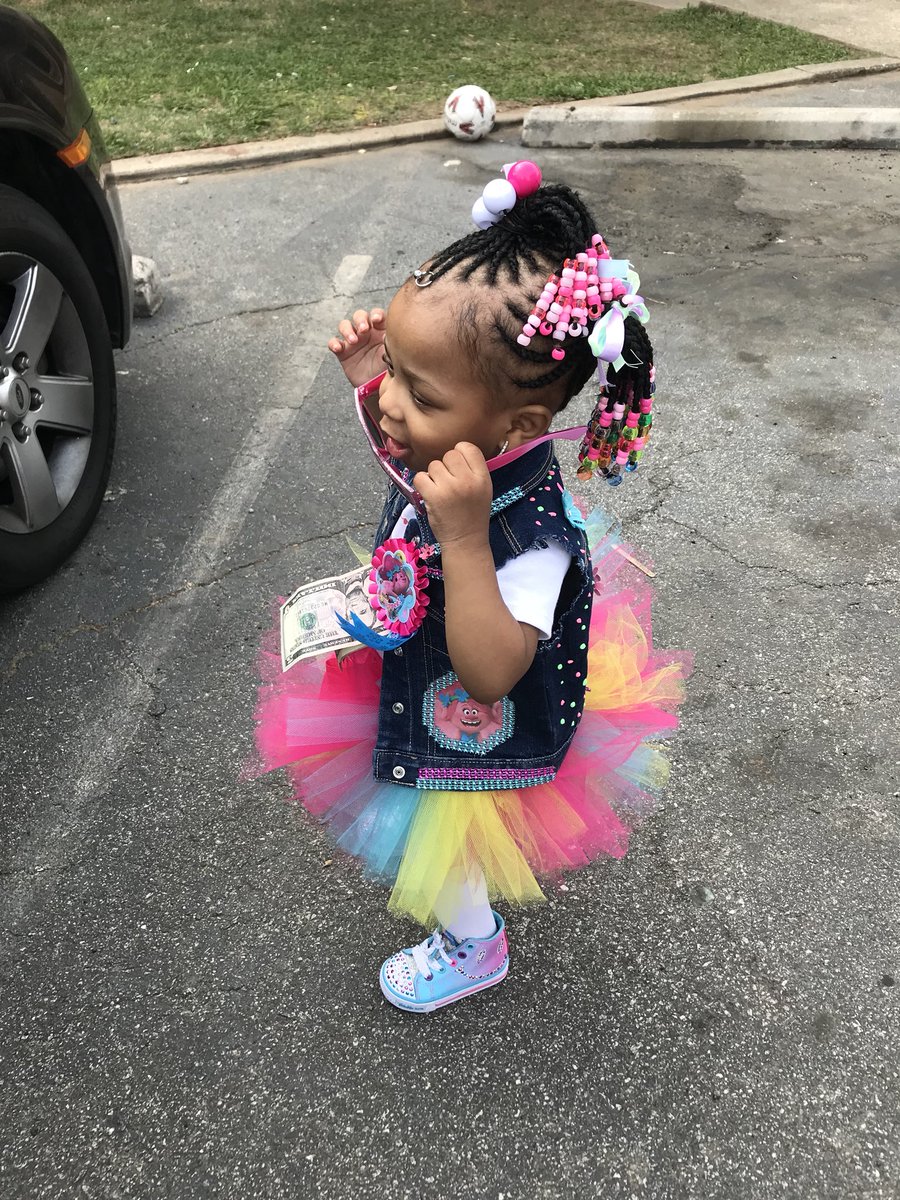 SimplyJustBrii_'s tweet image. Her birthday tomorrow 🎉🎉🎉🎊🎊🎊 she showed up &amp;amp; showed out yesterday ☺️☺️👧🏼💗💜 #Trolls #PrincessPoppy #MalaysiaTurns2