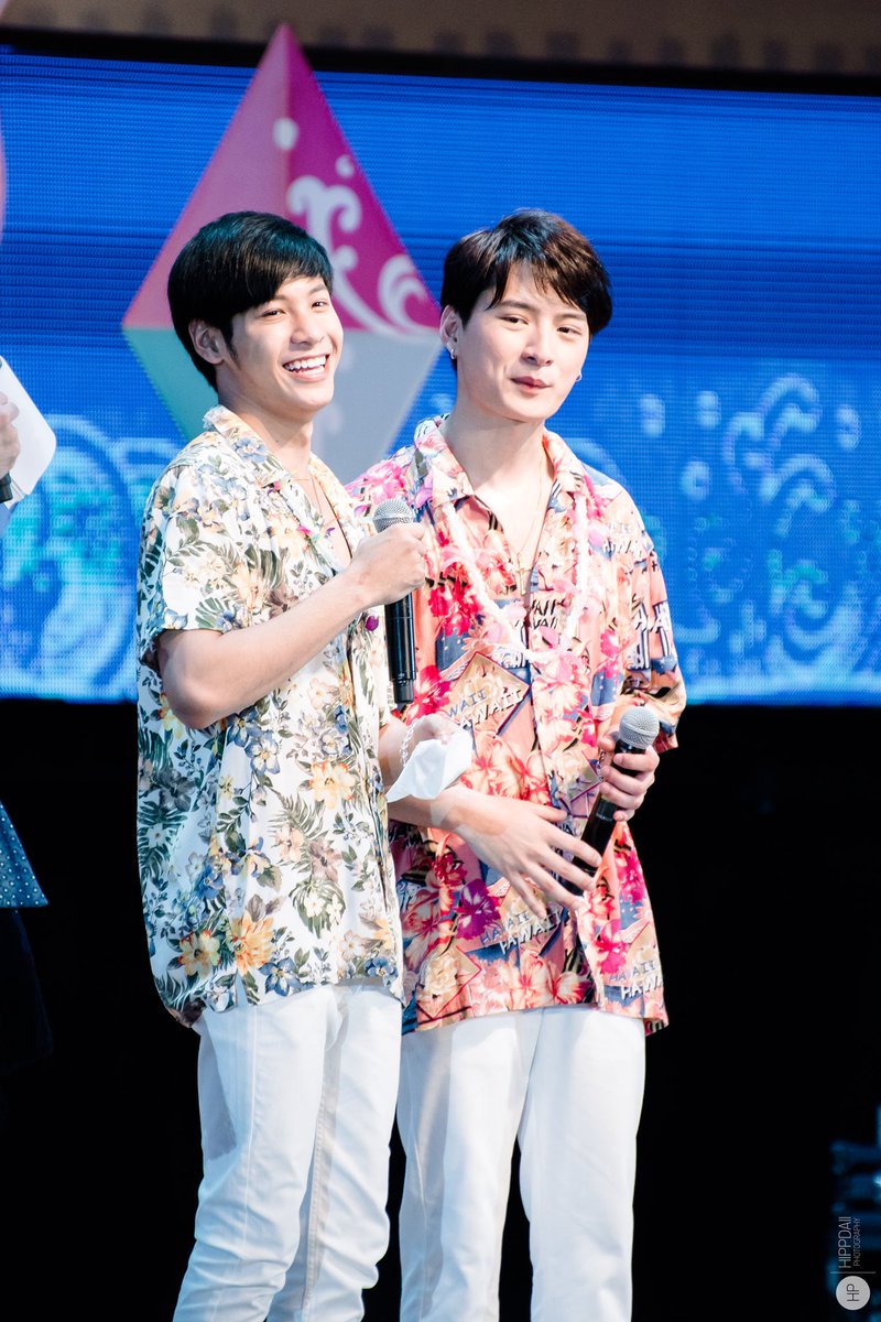 hippdaii's tweet photo. น่ารักจังเลยพวกคุณ 😘
@stjinx_maya @kristtps  
@krist_est @Singtofc_Th @peraya_official 
#ทีมพีรญา 
#KristPerawat #SingtoPrachaya 
#SongkranRangnamNakara2018 https://t.co/aJzNcC6r0n