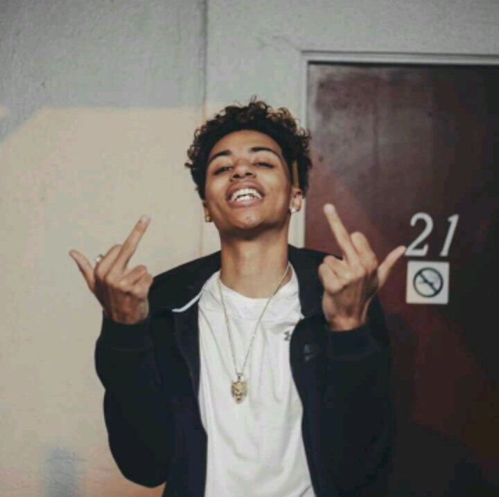 ydnraymond's tweet photo. them: weed will ruin your life. 

me: https://t.co/PKzufzXCbt