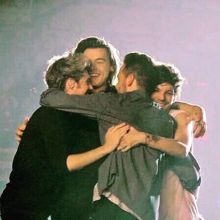 Harrys_Cupcake_'s tweet photo. #OneDirectionReunion
This is not the end this is not the end we can live forever 🎶 https://t.co/O3BSzqGRbl