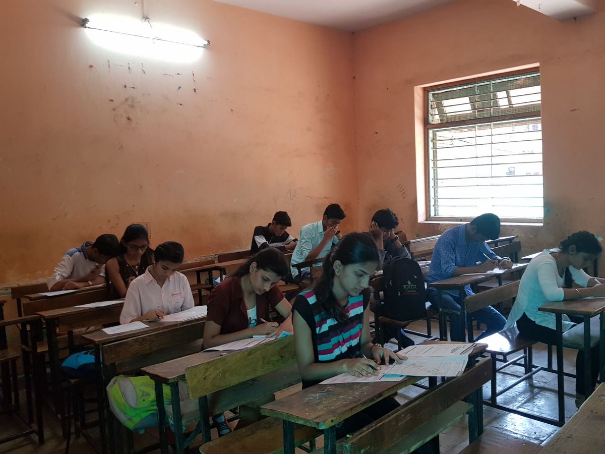 shashikantzore1's tweet photo. आज युवासेना आणि #TargetPublication द्वारे आयोजित  #CET व #NEET सराव परीक्षेच्या रायगड जिल्ह्यातील उरण व कर्जत येथील परीक्षा केंद्रांना भेट दिली. 
सोबत @PradeepSawant16 आमदार मनोहर भोईर उपस्थित होते.
 #ShivSena #YuvaSena
@AUThackeray https://t.co/KDfk1SPW3v