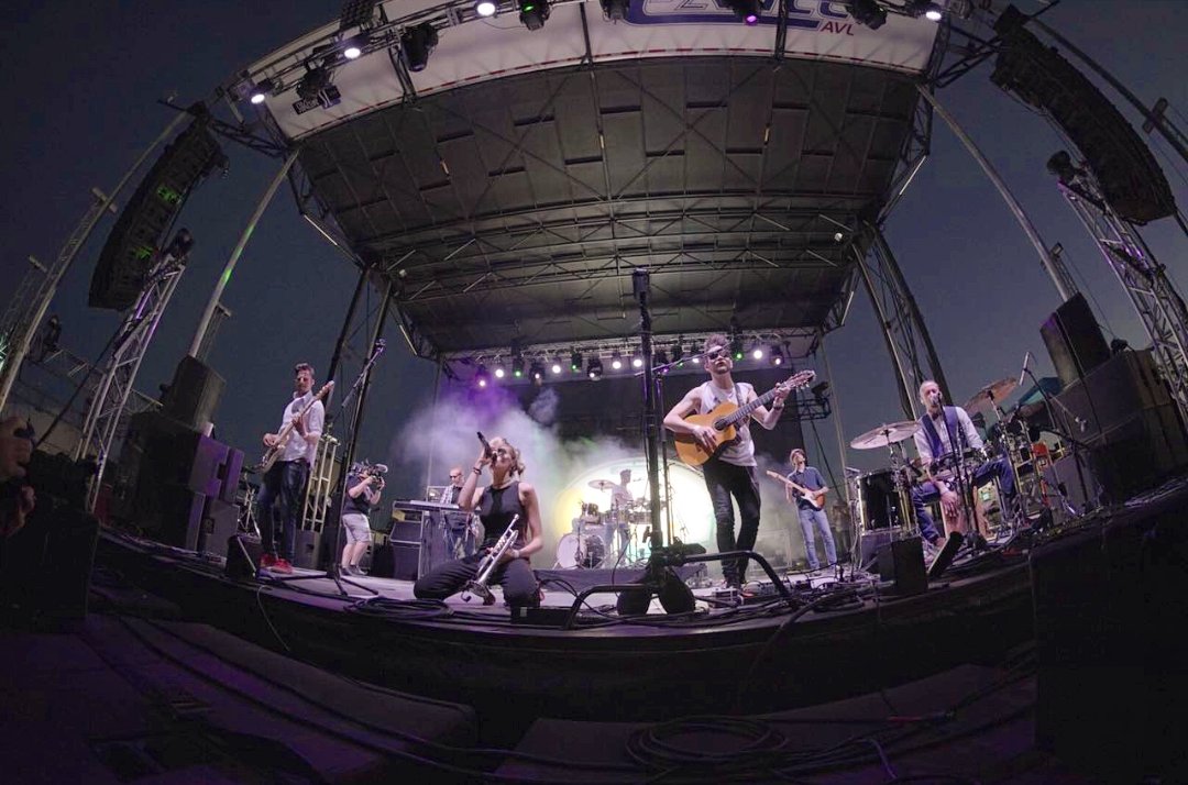 el_souvenir's tweet photo. Así lució #JennyAndTheMexicats en el segundo día del #festival de #Selena en #CorpusChristi #Texas @fiesta_delaflor foto: Daniel Castro vía: @soundtravelmx #visualpassenger https://t.co/rpL68Evg5X