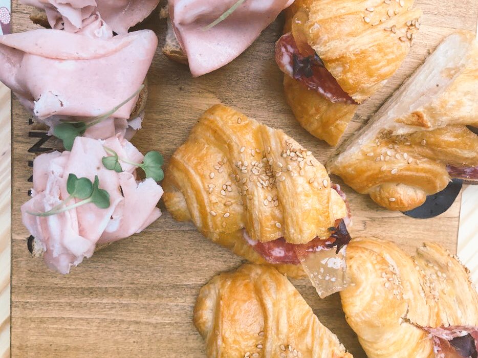 Speciale #Vinitaly al #doubledecker di <a href="/tannico_it/">tannico.it</a> 
🍕PizzaCrunch® salsiccia 
🍕PizzaCrunch® con lombetto 
🥐Brioche salata con salame 
🥪Toast con Cotto Praga
🥖Pane e culatta
🥖Pane e mortadella
<a href="/SalumiLevoni/">Salumi Levoni</a> <a href="/FerrariTrento/">Ferrari Trento</a> #renatobosco #verona #Vinitaly2018
#pizza #pane