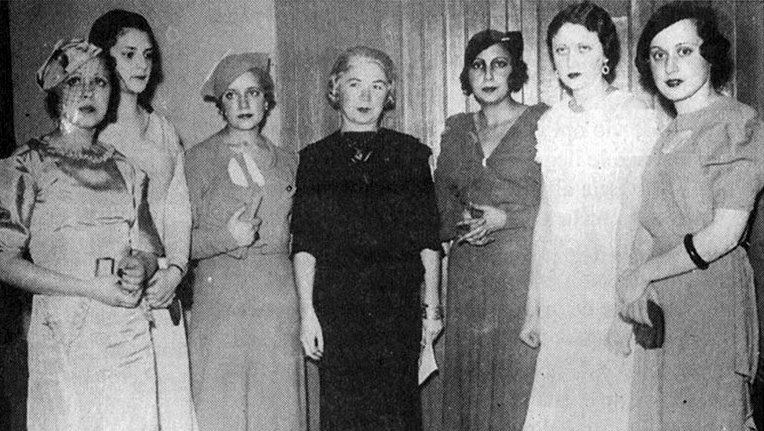 BsAs_recuerdo's tweet photo. Alfonsina Storni (en el centro con vestido oscuro) junto a otras escritoras en las veladas de poesía feminista que ella organizó en el café Tortoni en 1934. 
“Me quieres virgen. Me quieres santa. Me quieres tuya. Me tienes harta” https://t.co/R0wSRijebj