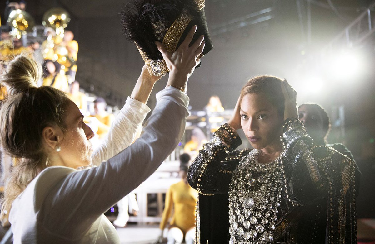 HouseOfBeyhive's tweet photo. O mundo coroando a rainha da porra toda #Beychella https://t.co/ASU7EwQK8r