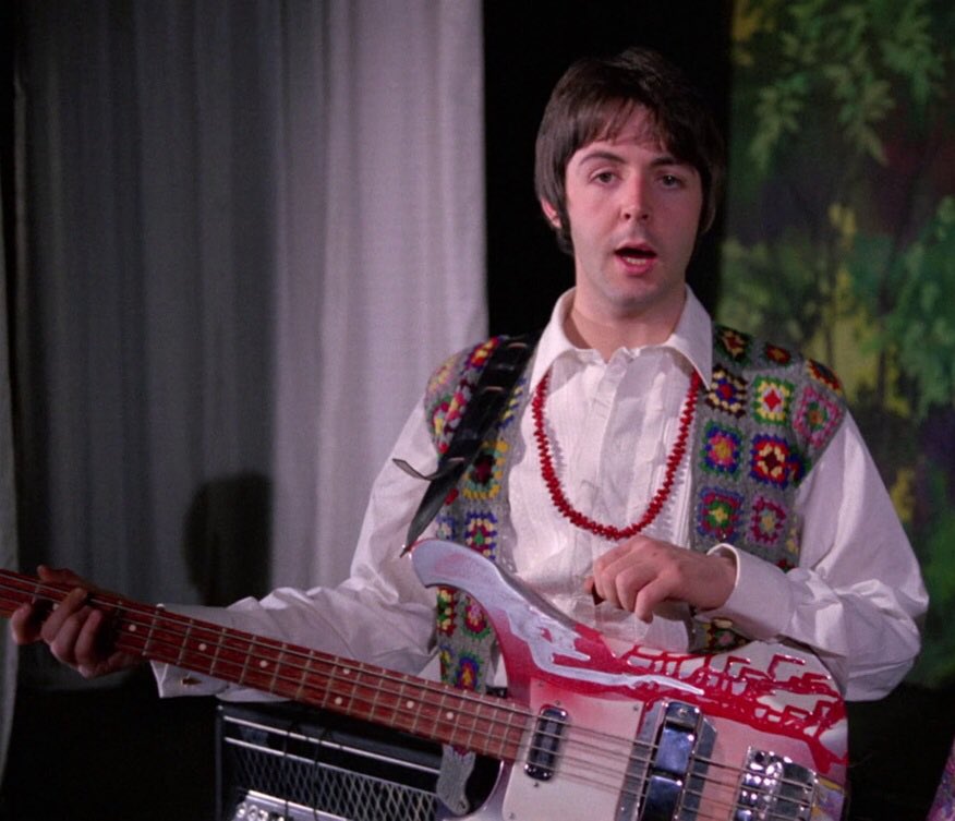 friseuringo's tweet photo. #TheBeatles at Saville Theatre, London, performing Hello Goodbye.
#JohnLennon in striped jacket & black shirt.
#RingoStarr in psychedelic shirt.
#PaulMcCartney & his classic alternative style "#FairIsleVest."
#GeorgeHarrison in baroque style jacket and ruffle shirt.
#fashion 1967 https://t.co/kLoMixk60B