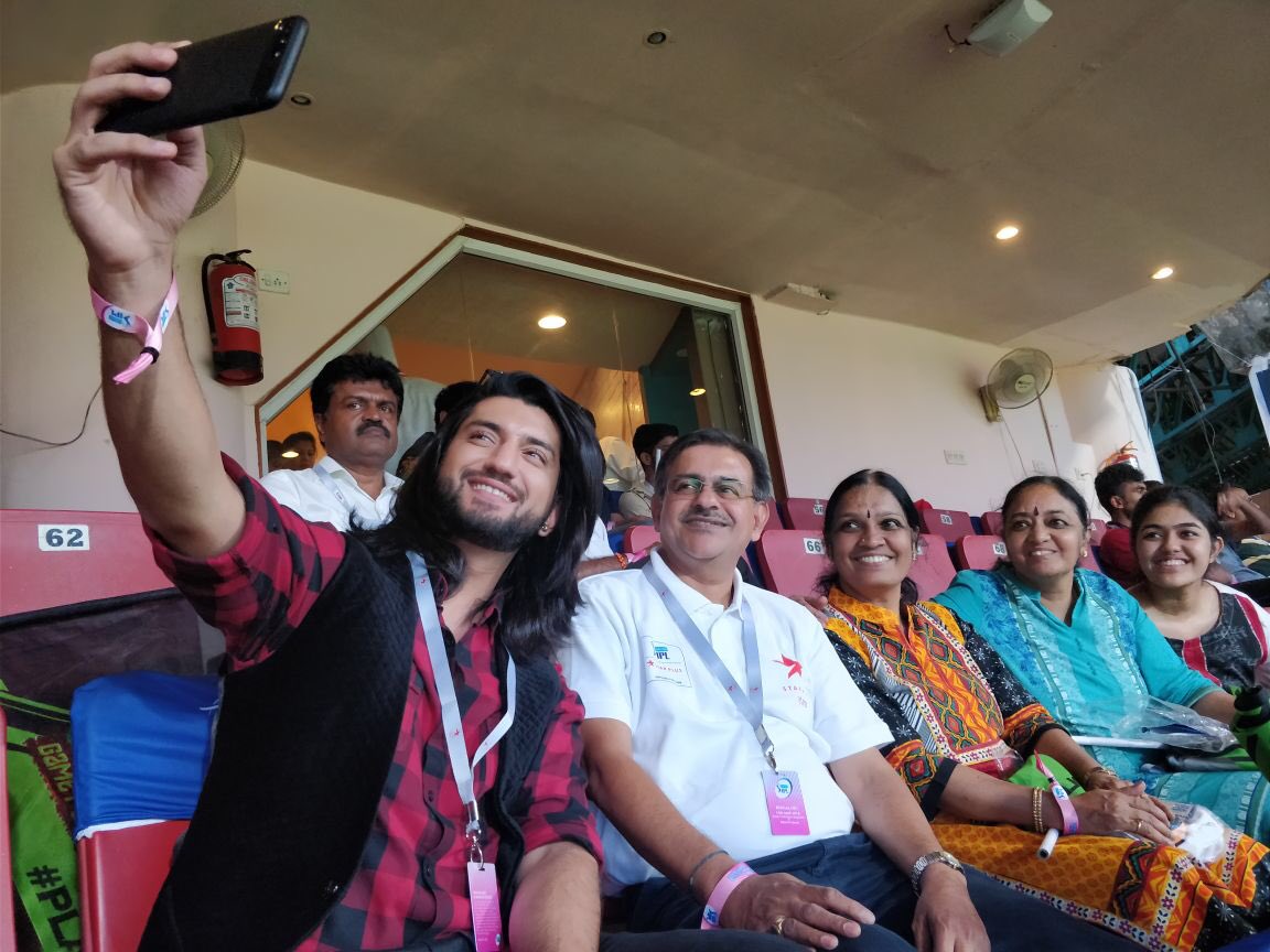 blazing_scars's tweet photo. Selfie and captured moment 😍😍😍 @KUNAL_JAISINGH is looking sexy in #RedCheckShirt 🔥🔥
#MrJaisinghTheCharmer #SpPost #Ishqbaaaz https://t.co/Y9by4kUYeY