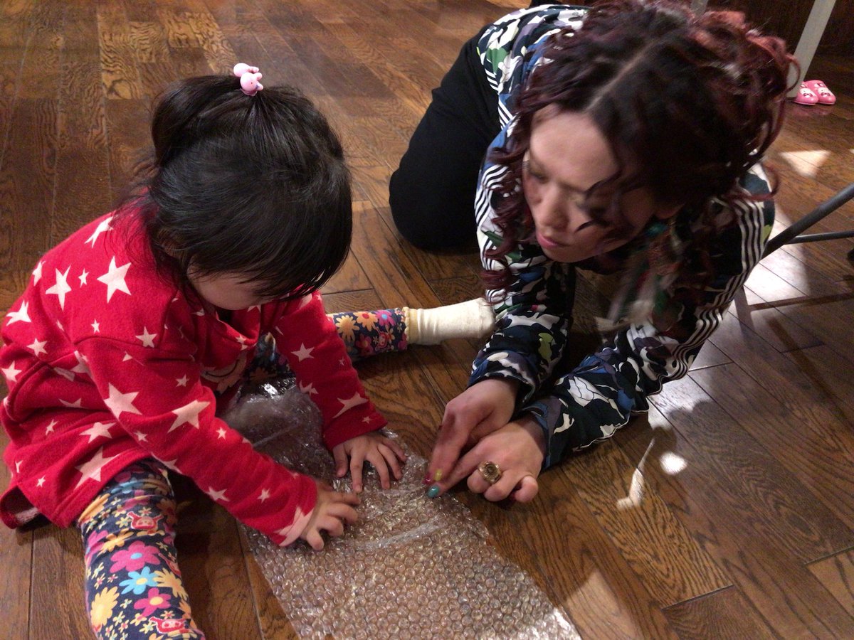 KAKOFAMILY8's tweet photo. ライブ中は撮影禁止だったので、アフターパーティーでのオフショットです♬
看板娘・せらちゃんとプチプチして遊ぶKAKOちゃん😆💕
#KAKOizm https://t.co/r3pgfwsDR1