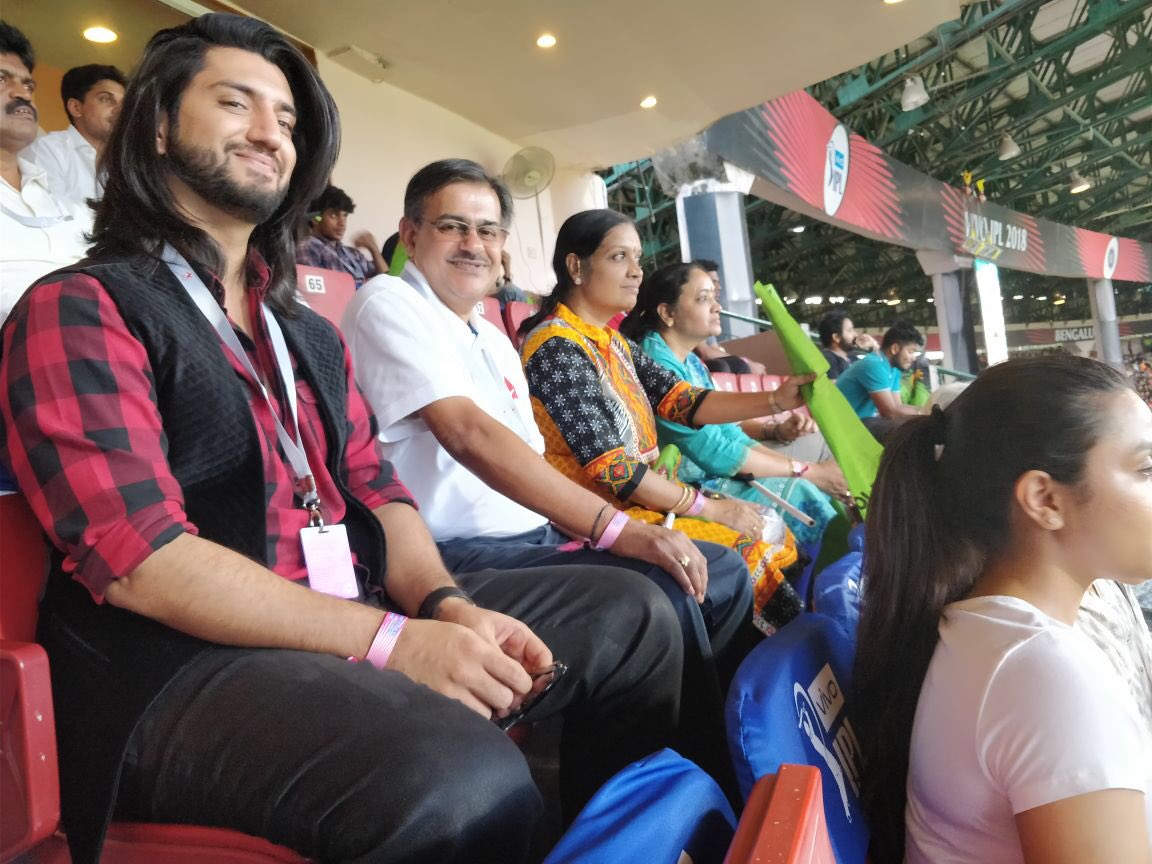 blazing_scars's tweet photo. Selfie and captured moment 😍😍😍 @KUNAL_JAISINGH is looking sexy in #RedCheckShirt 🔥🔥
#MrJaisinghTheCharmer #SpPost #Ishqbaaaz https://t.co/Y9by4kUYeY